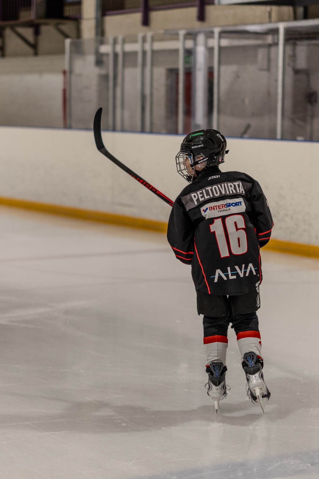 Lähikuva pelaajasta luistellessa